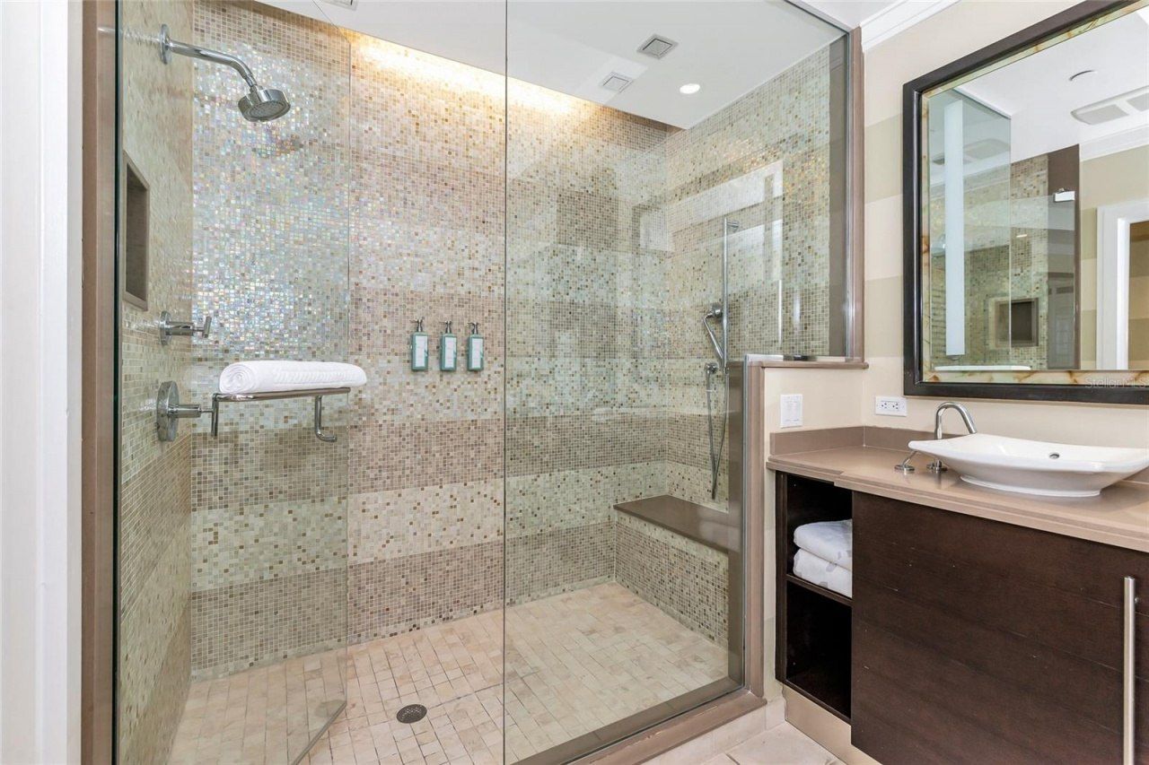 915 Seaside Drive, Unit 604, Sarasota, FL 34242 Photo