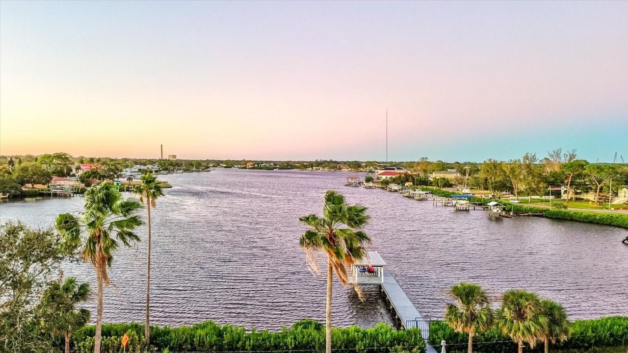 518 Riverside Drive, Tarpon Springs, FL 34689 Photo