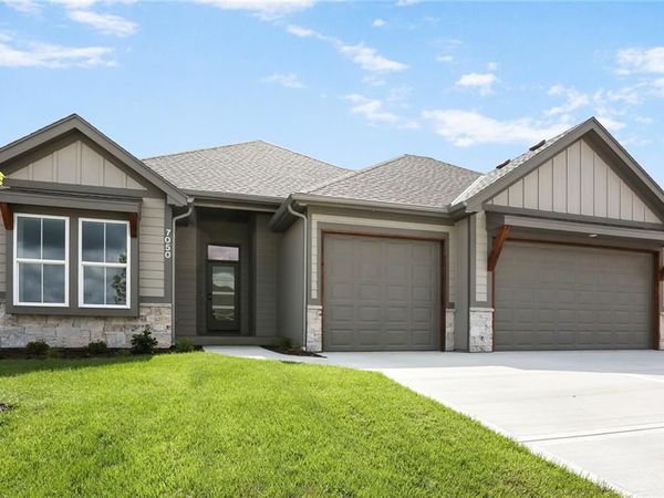 7050 NW Yulich Court, Parkville, MO 64152