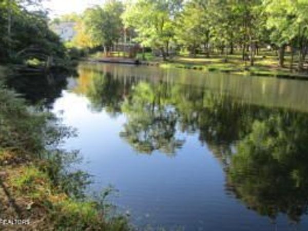 9007 Cherokee Tr, Crossville, TN 38572