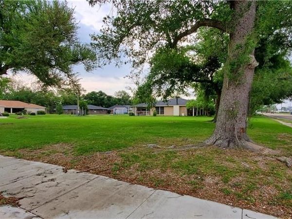 0 E Prien Lake Road E, Lake Charles, LA 70601