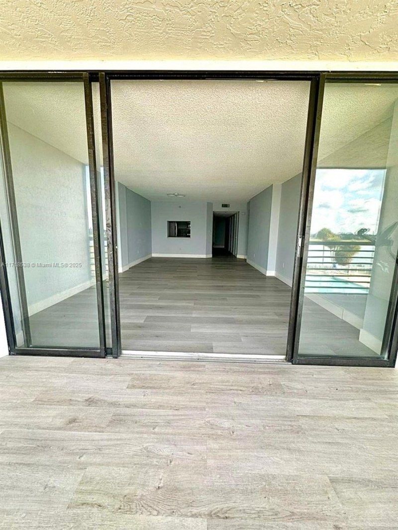 20840 San Simeon Way, Unit 305, Miami, FL 33179 Photo