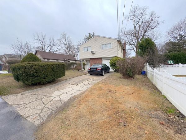 11 Willow Street, Wheatley Heights, NY 11798