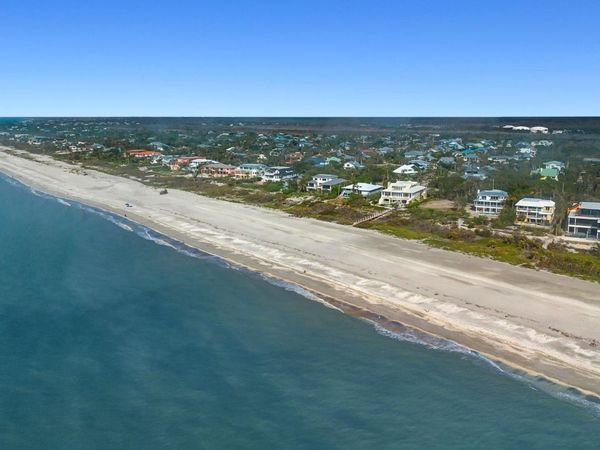 460 Sawgrass Pl, Sanibel, FL 33957