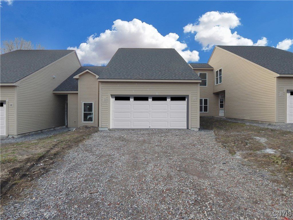 304 Bunker Hill Way, Syracuse, NY 13207 Main Photo