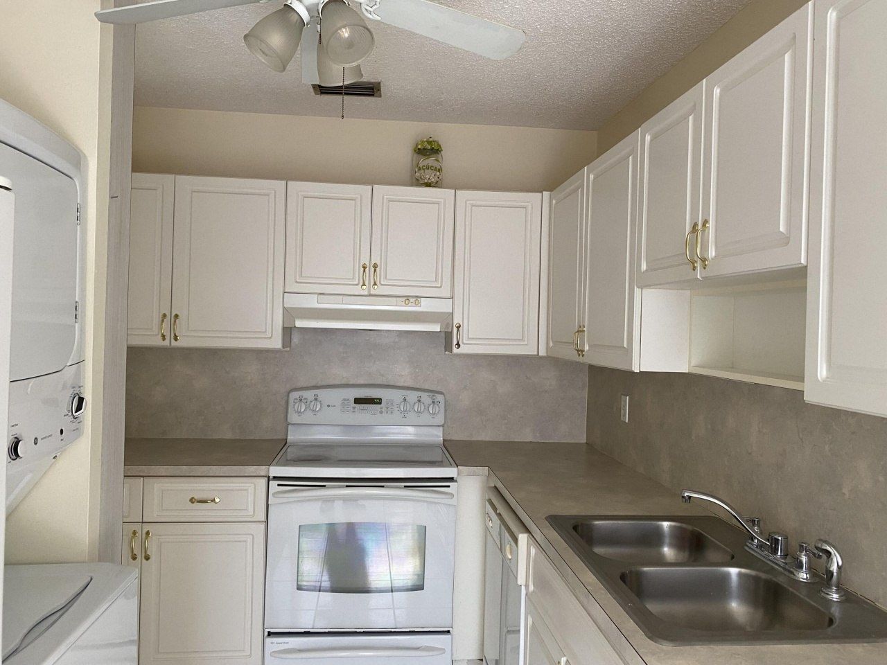 8665 Chevy Chase Drive, Unit 113, Boca Raton, FL 33433 Photo