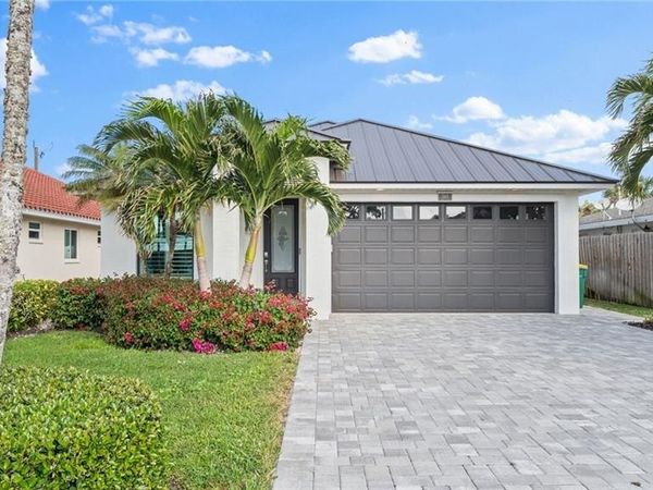 561 94th AVE N, NAPLES, FL 34108