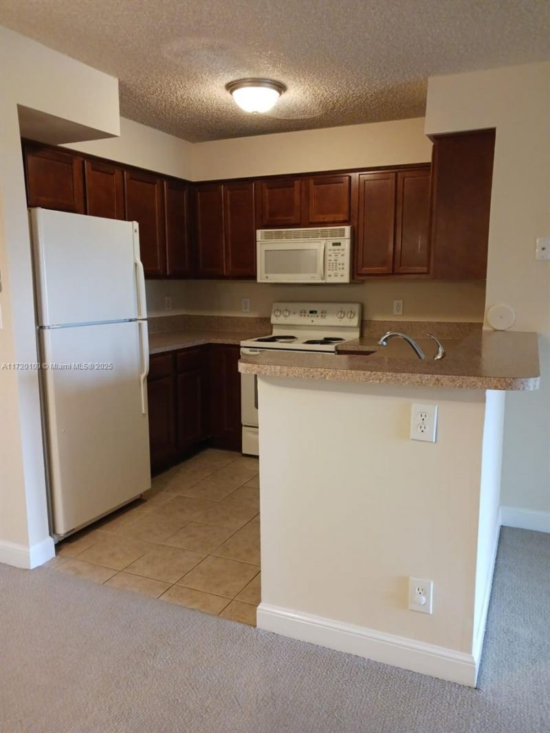 7630 Westwood Dr, Unit 305, Tamarac, FL 33321 Photo