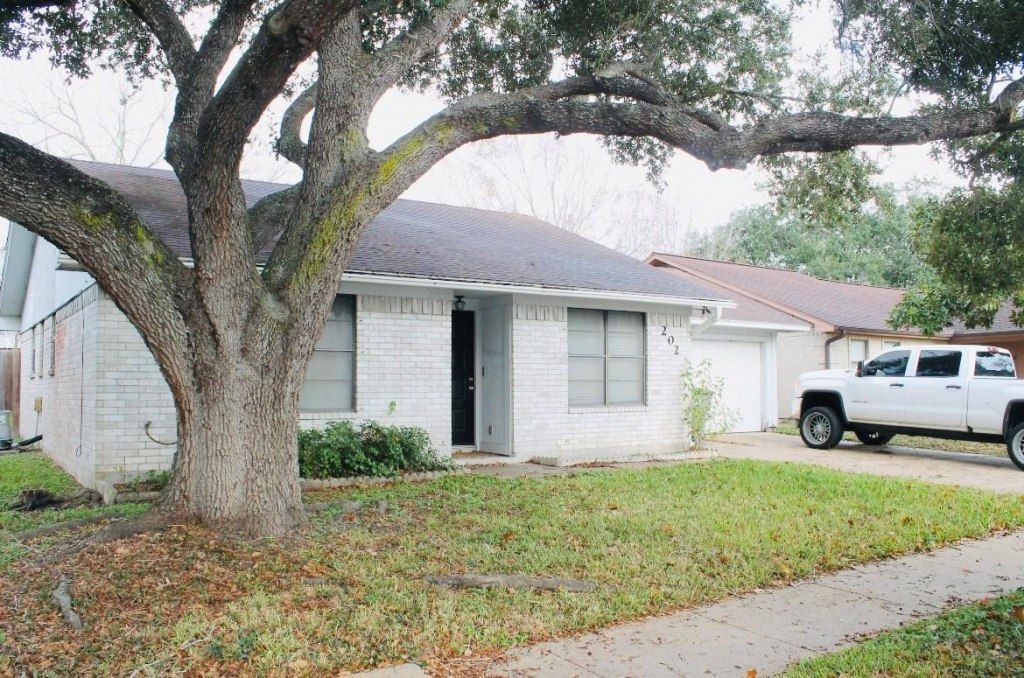 202 Byron Dr, Victoria, TX 77901 Main Photo