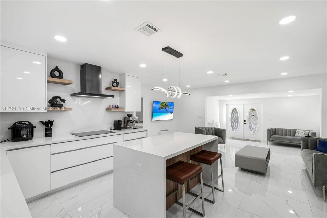 571 Raven Ave, Miami Springs, FL 33166 Photo