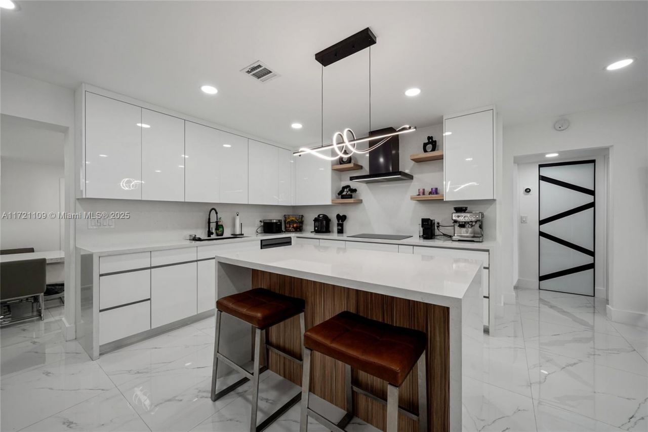 571 Raven Ave, Miami Springs, FL 33166 Photo