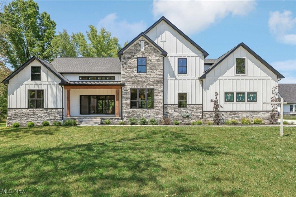 7110 Garden Pl Drive, Poland, OH 44514