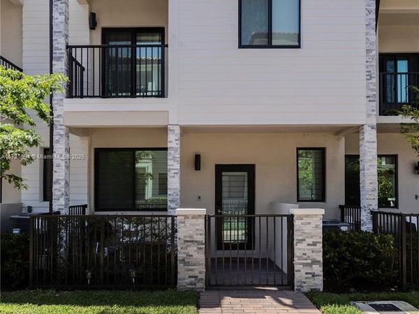 4552 NW 83rd Path, Doral, FL 33166