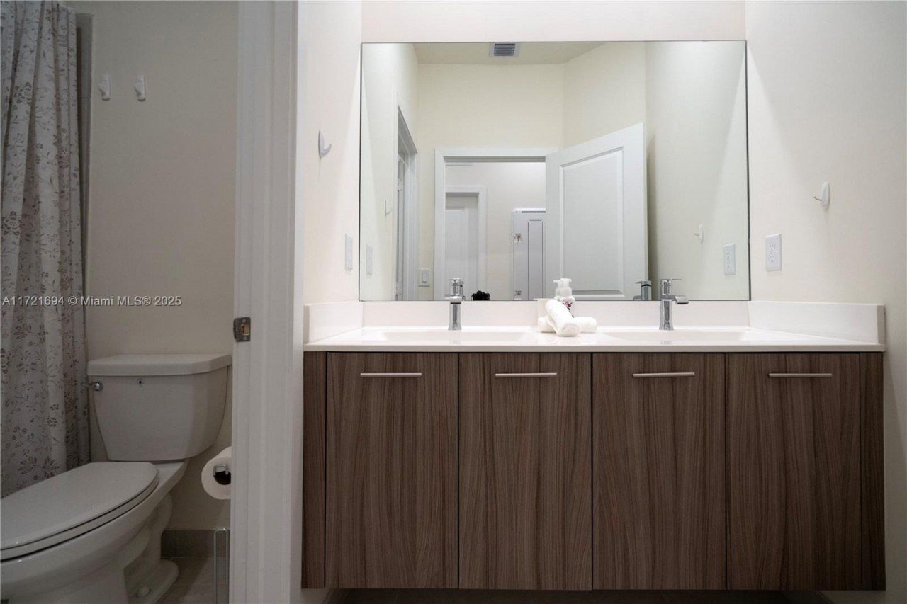 4552 NW 83rd Path, Doral, FL 33166 Photo