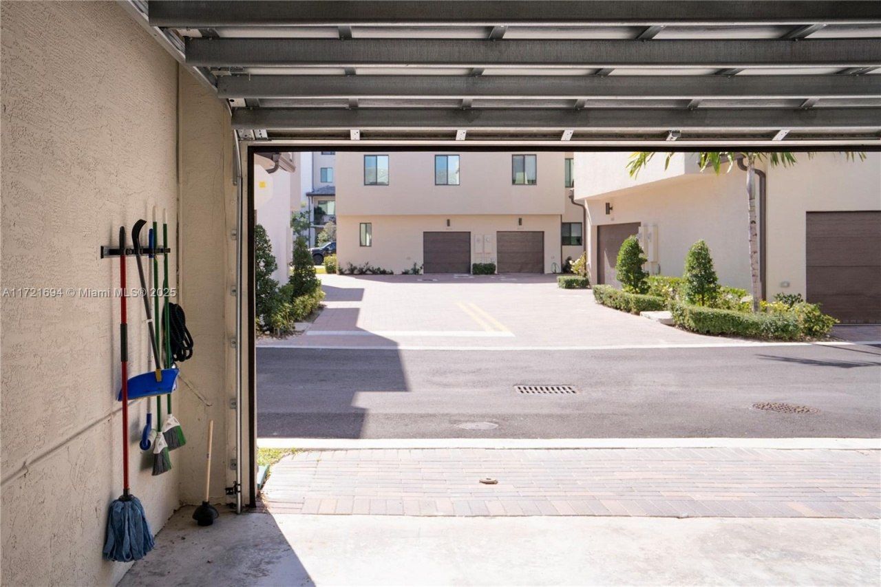 4552 NW 83rd Path, Doral, FL 33166 Photo