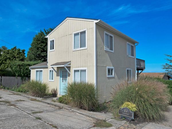 11 Oakhurst Road, Hampton Bays, NY 11946