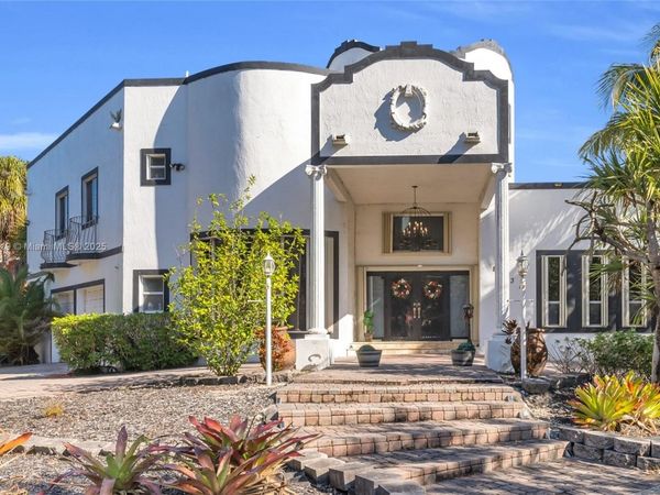 8135 NW 164th Ter, Miami Lakes, FL 33016