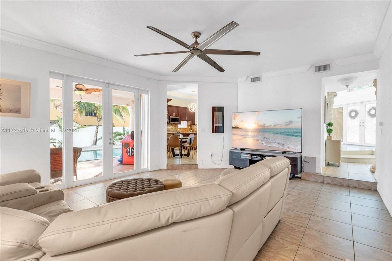 8135 NW 164th Ter, Miami Lakes, FL 33016 Photo