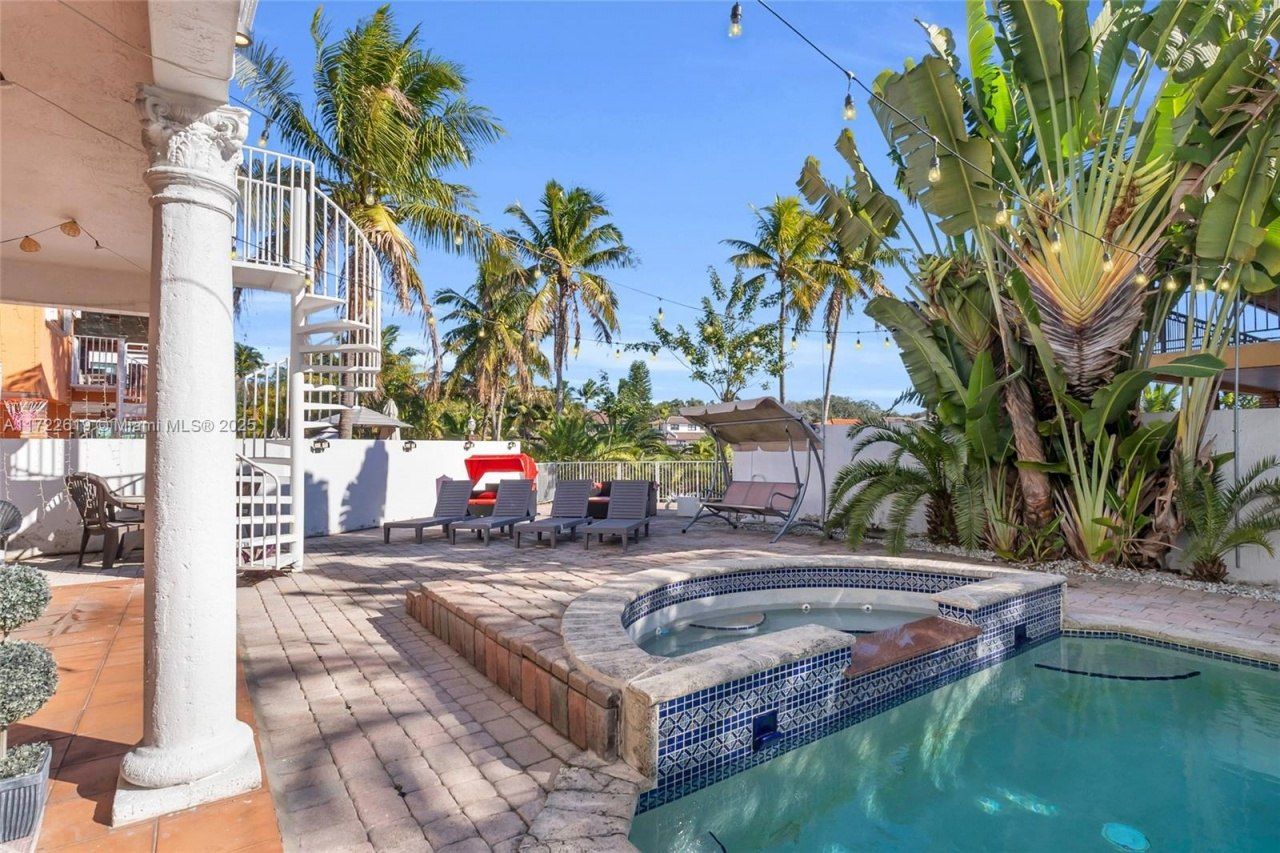 8135 NW 164th Ter, Miami Lakes, FL 33016 Photo