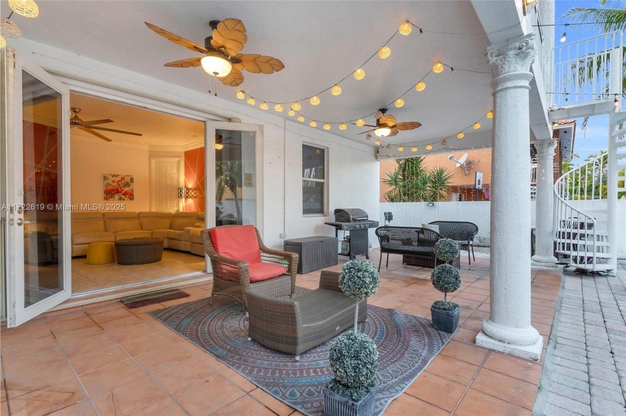 8135 NW 164th Ter, Miami Lakes, FL 33016 Photo