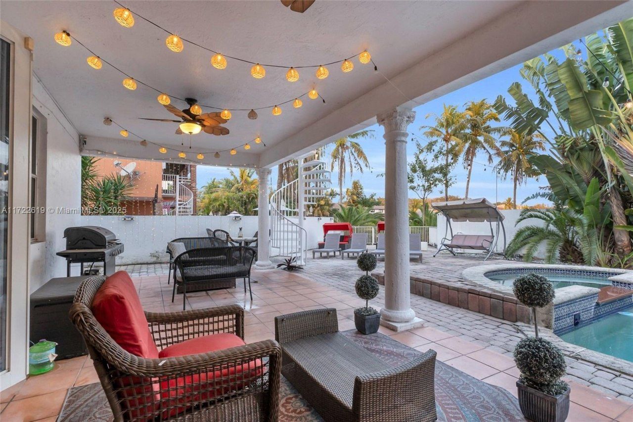 8135 NW 164th Ter, Miami Lakes, FL 33016 Photo