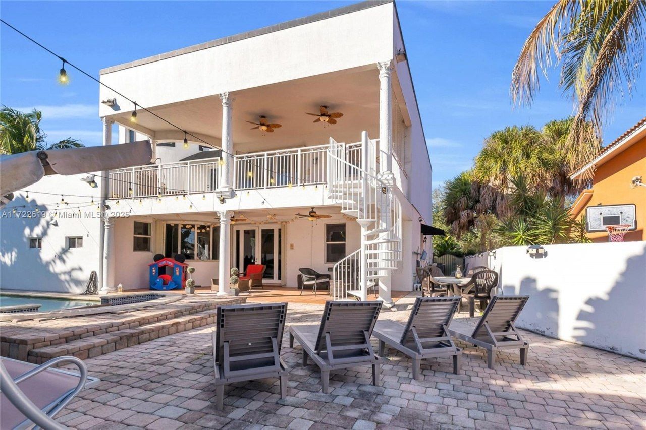 8135 NW 164th Ter, Miami Lakes, FL 33016 Photo