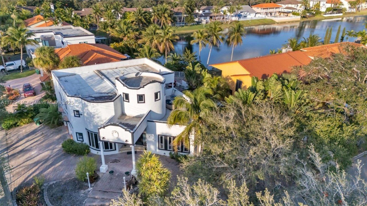 8135 NW 164th Ter, Miami Lakes, FL 33016 Photo