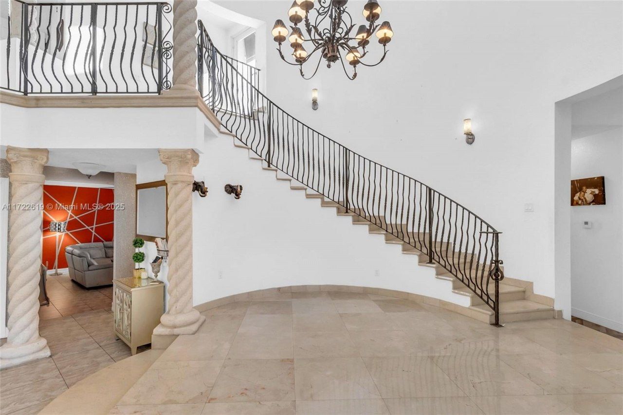 8135 NW 164th Ter, Miami Lakes, FL 33016 Photo