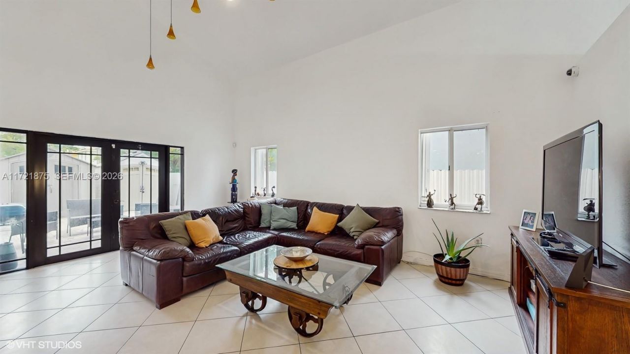 5323 NW 109th Ct, Doral, FL 33178 Photo