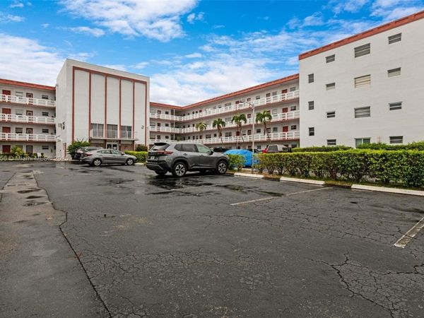 4000 NW 44th Ave, Unit 205, Lauderdale Lakes, FL 33319