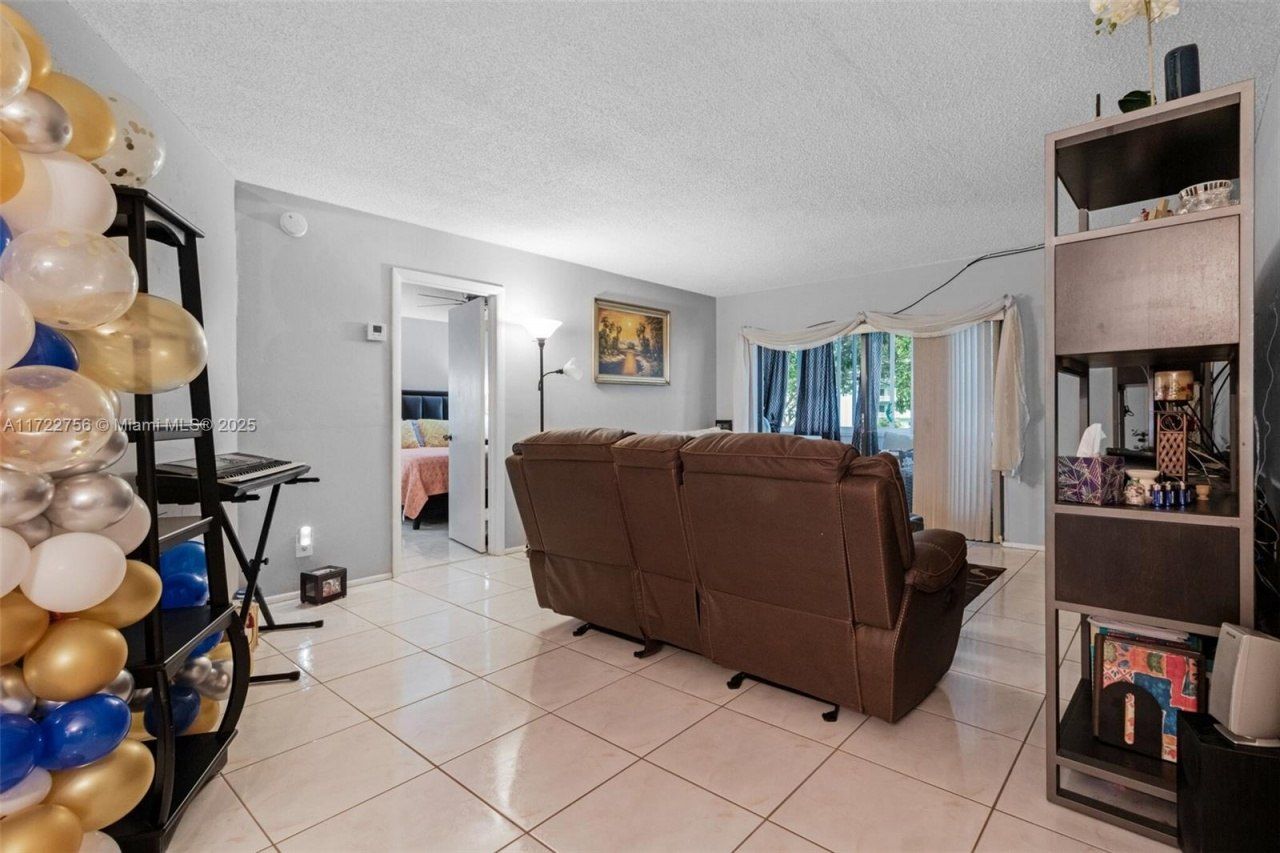 4000 NW 44th Ave, Unit 205, Lauderdale Lakes, FL 33319 Photo