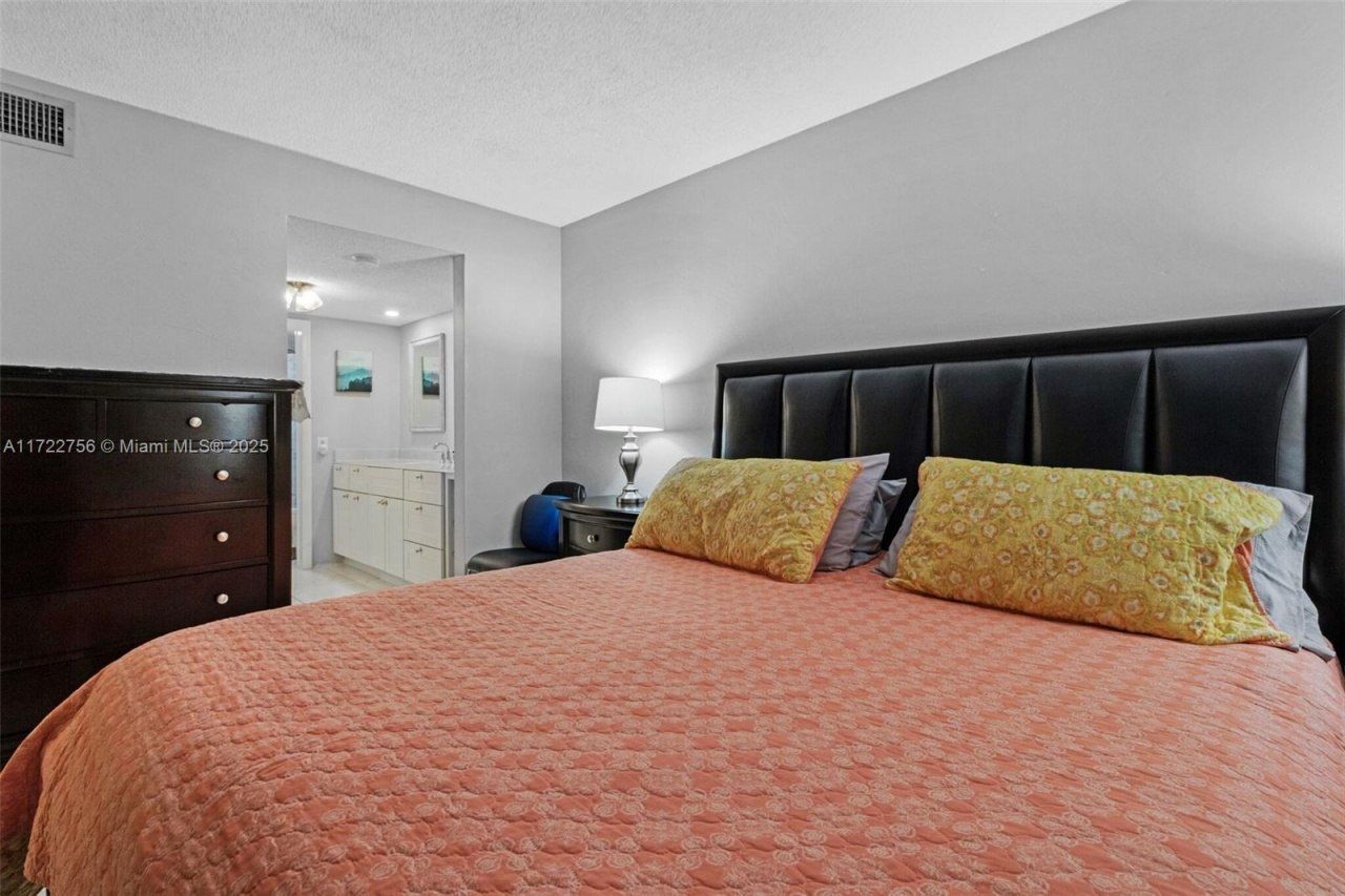 4000 NW 44th Ave, Unit 205, Lauderdale Lakes, FL 33319 Photo