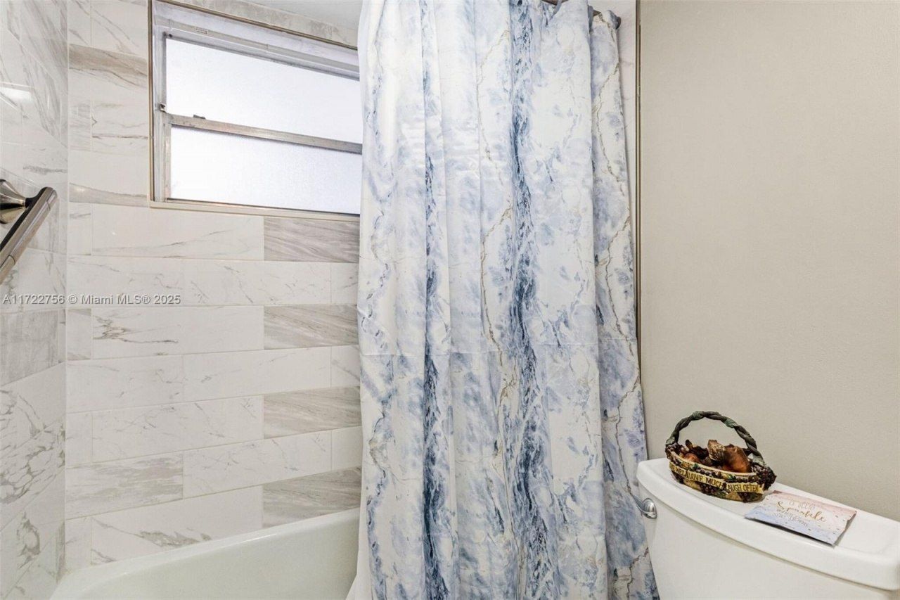 4000 NW 44th Ave, Unit 205, Lauderdale Lakes, FL 33319 Photo