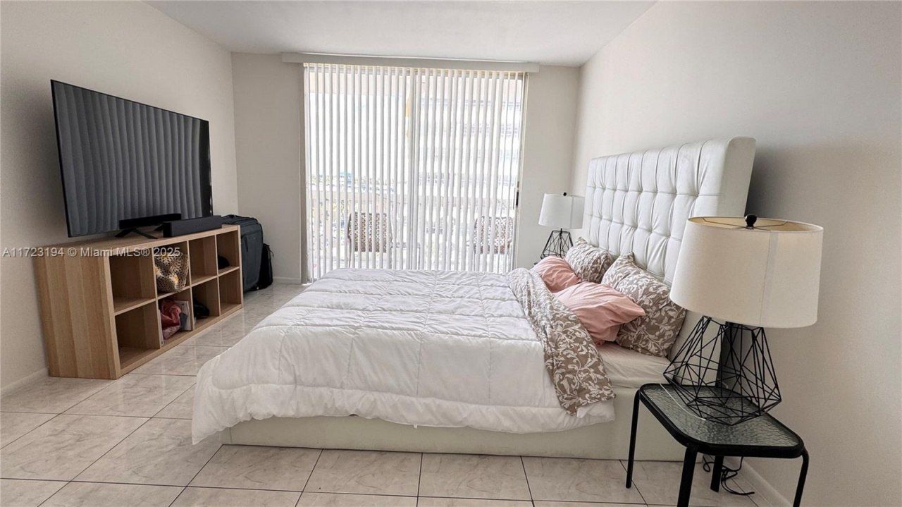 1825 S Ocean Dr, Unit 506, Hallandale Beach, FL 33009 Photo