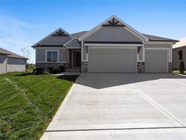 204 SW Chelmsford Drive, Blue Springs, MO 64014