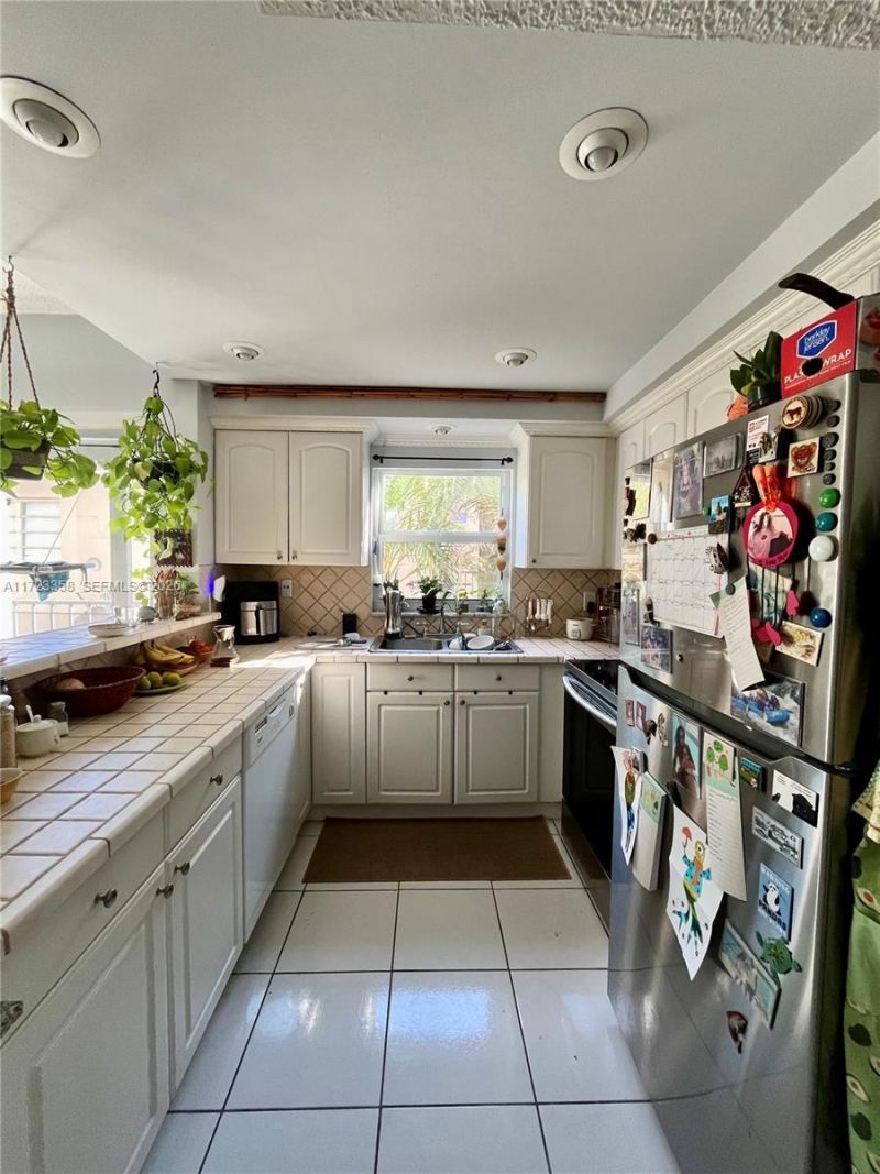 1960 Marseille Dr, Unit 204, Miami Beach, FL 33141 Photo