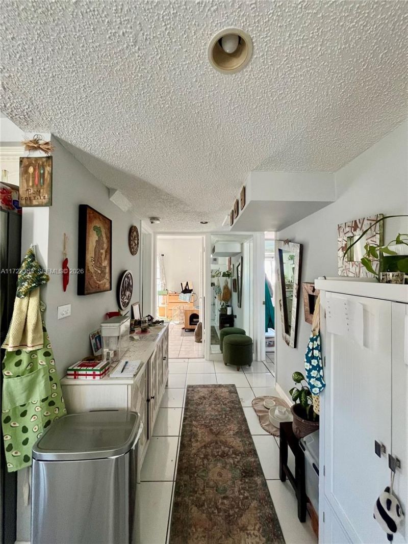 1960 Marseille Dr, Unit 204, Miami Beach, FL 33141 Photo