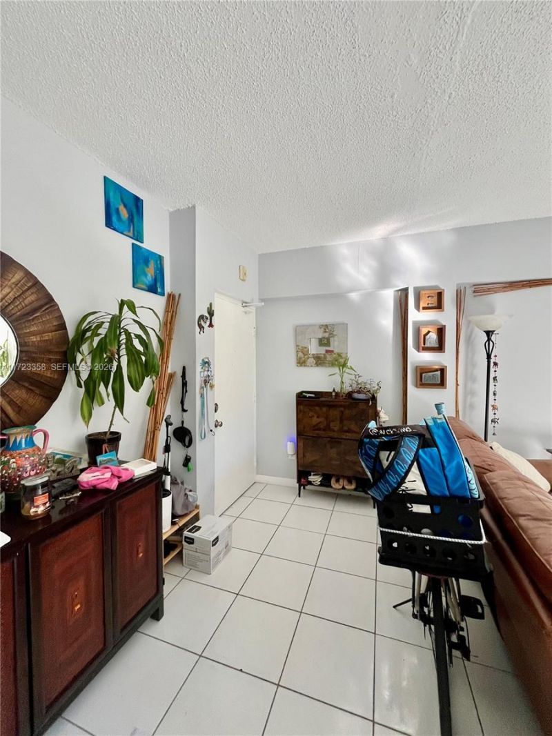 1960 Marseille Dr, Unit 204, Miami Beach, FL 33141 Photo