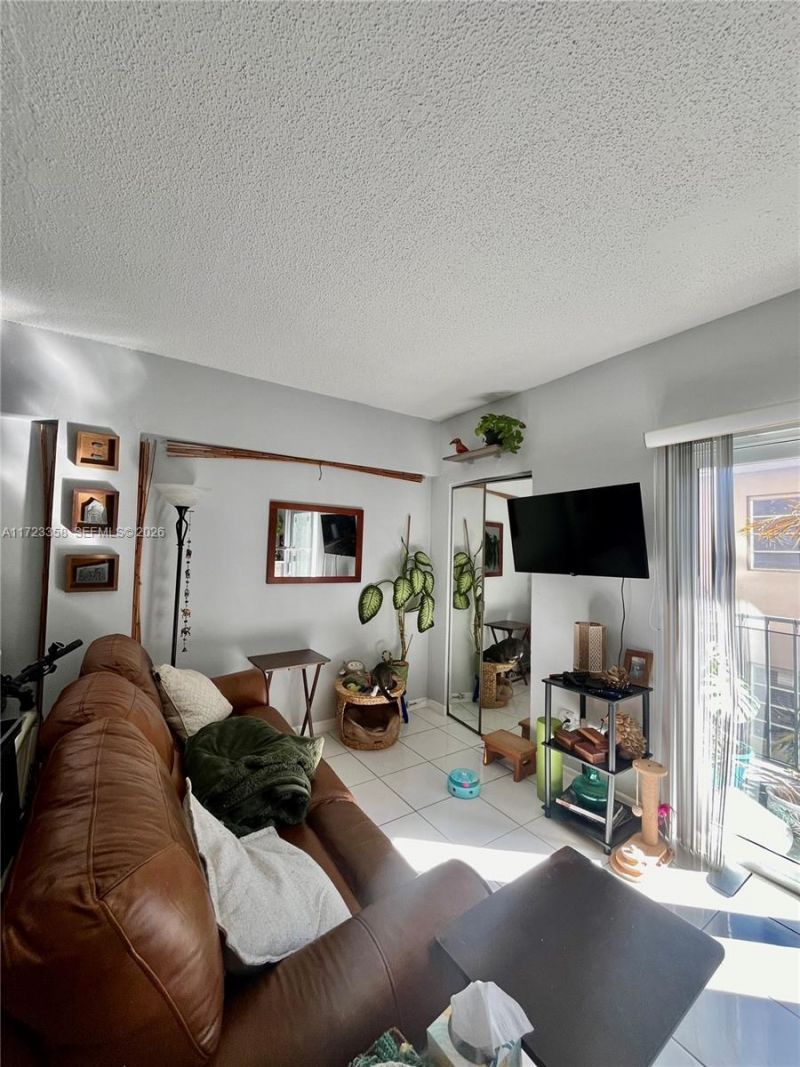 1960 Marseille Dr, Unit 204, Miami Beach, FL 33141 Photo