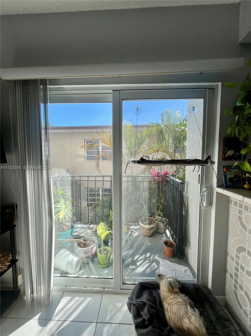 1960 Marseille Dr, Unit 204, Miami Beach, FL 33141 Photo