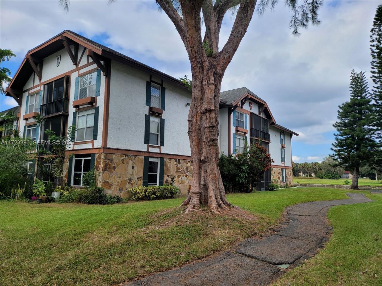 3750 Inverrary Dr, Unit 2Y, Lauderhill, FL 33319 Photo