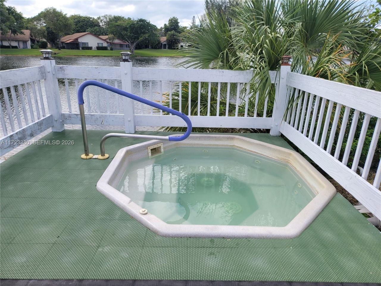 3750 Inverrary Dr, Unit 2Y, Lauderhill, FL 33319 Photo