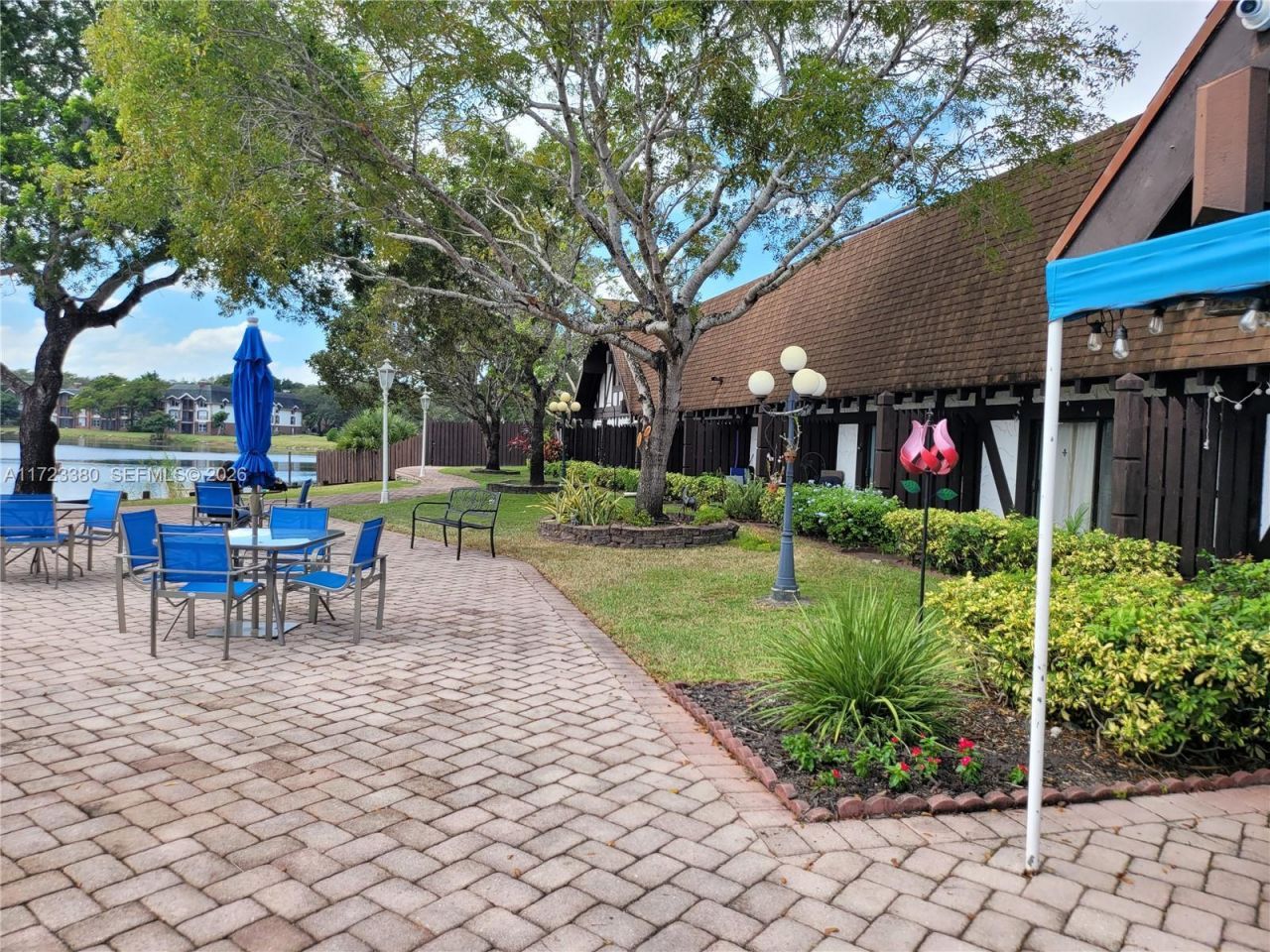 3750 Inverrary Dr, Unit 2Y, Lauderhill, FL 33319 Photo