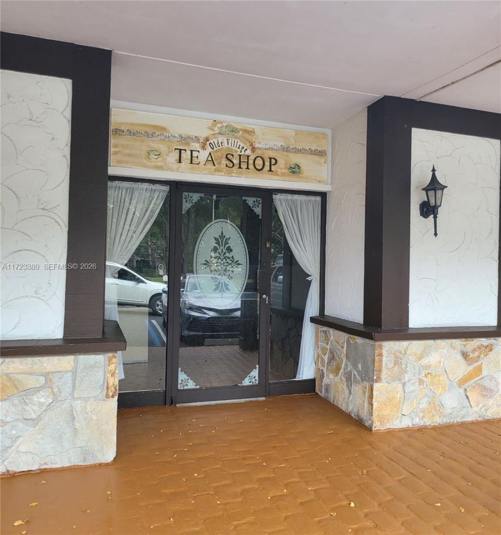 3750 Inverrary Dr, Unit 2Y, Lauderhill, FL 33319 Photo