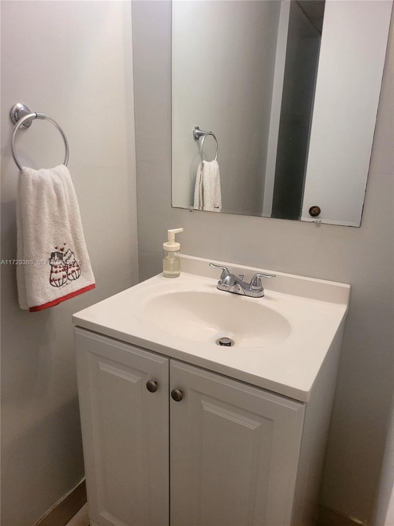 3750 Inverrary Dr, Unit 2Y, Lauderhill, FL 33319 Photo