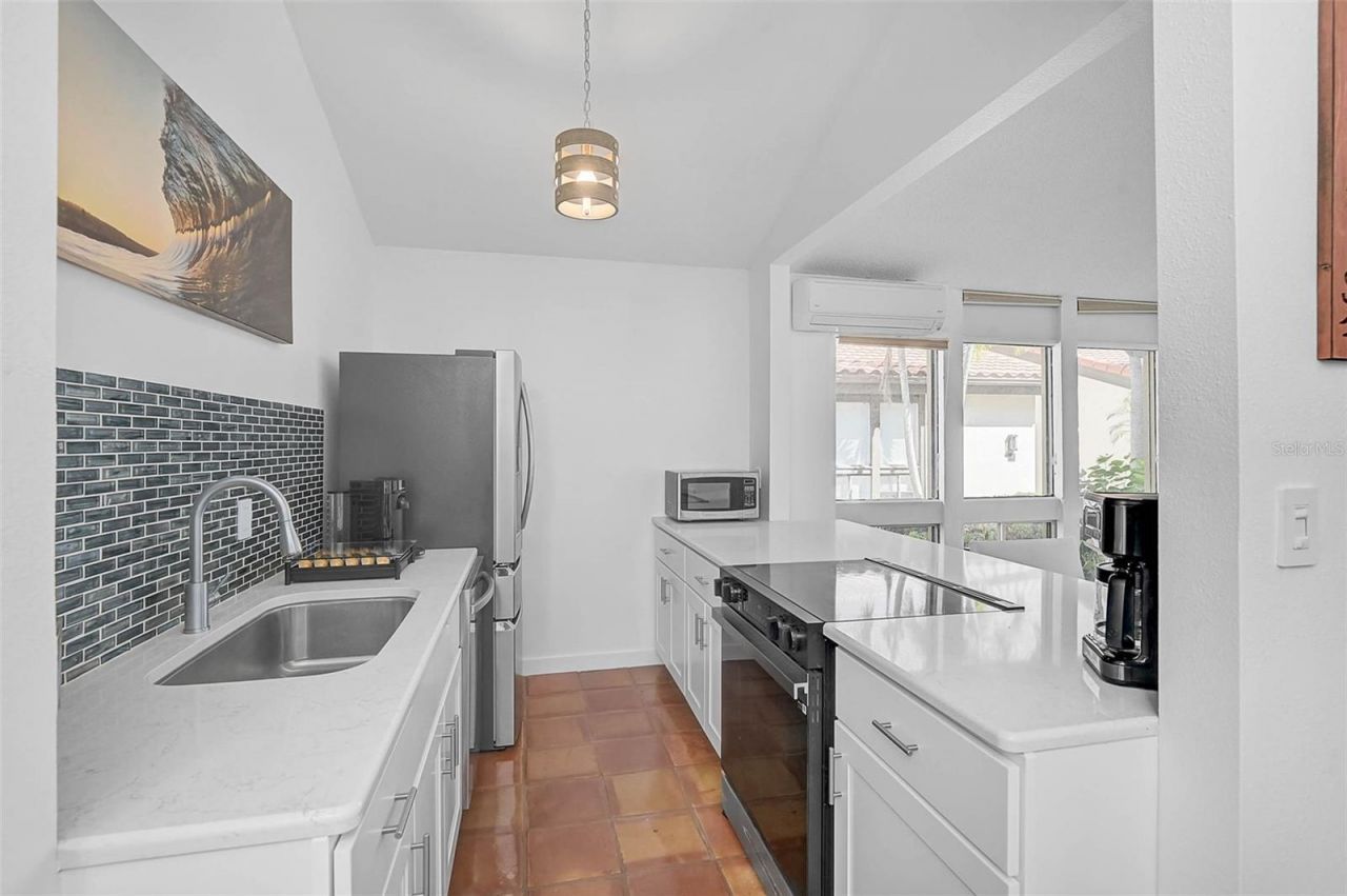 800 S Blvd Of Presidents, Unit 12, Sarasota, FL 34236 Photo