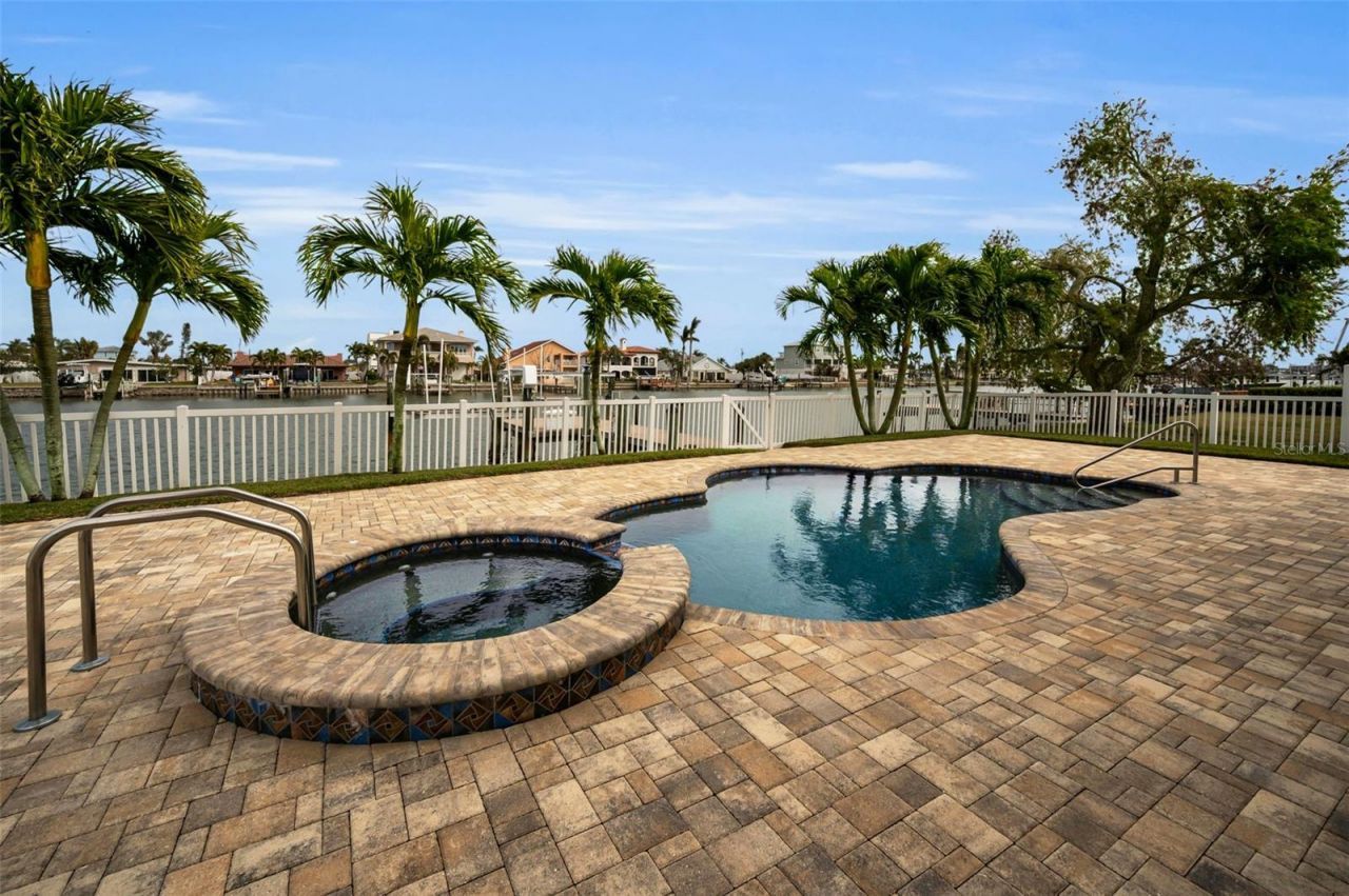 11325 5th Street E, Treasure Island, FL 33706 Photo