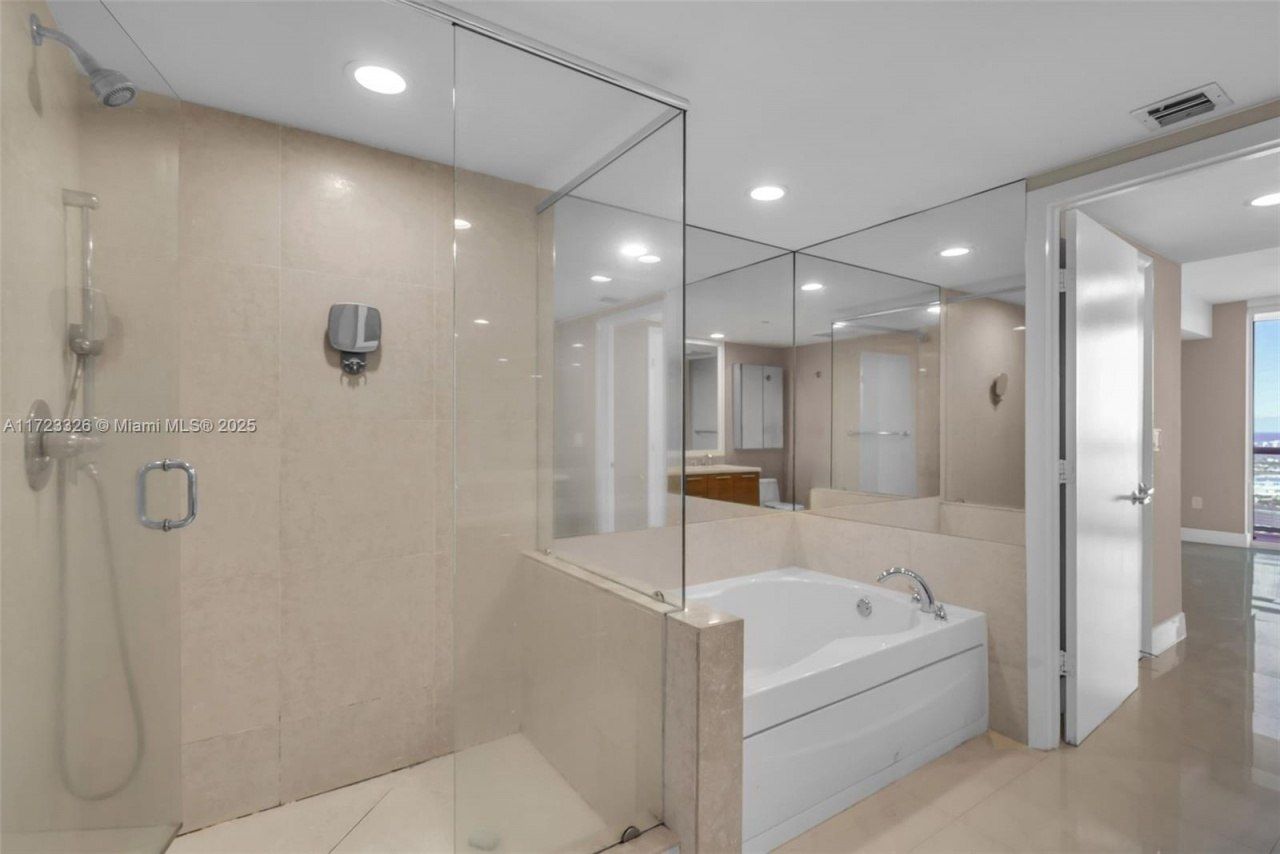 50 Biscayne Blvd, Unit 4208, Miami, FL 33132 Photo