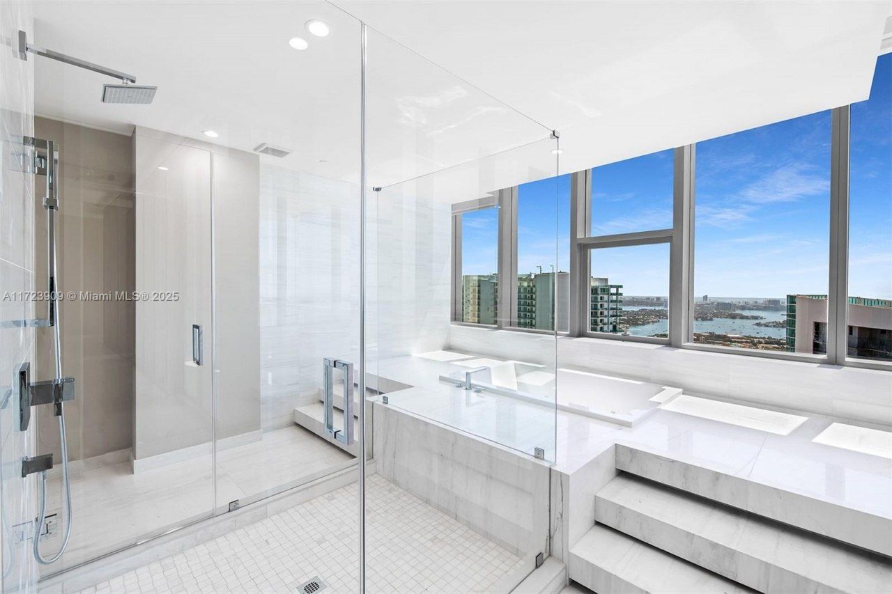 851 NE 1st Ave, Unit PH 5411, Miami, FL 33132 Photo