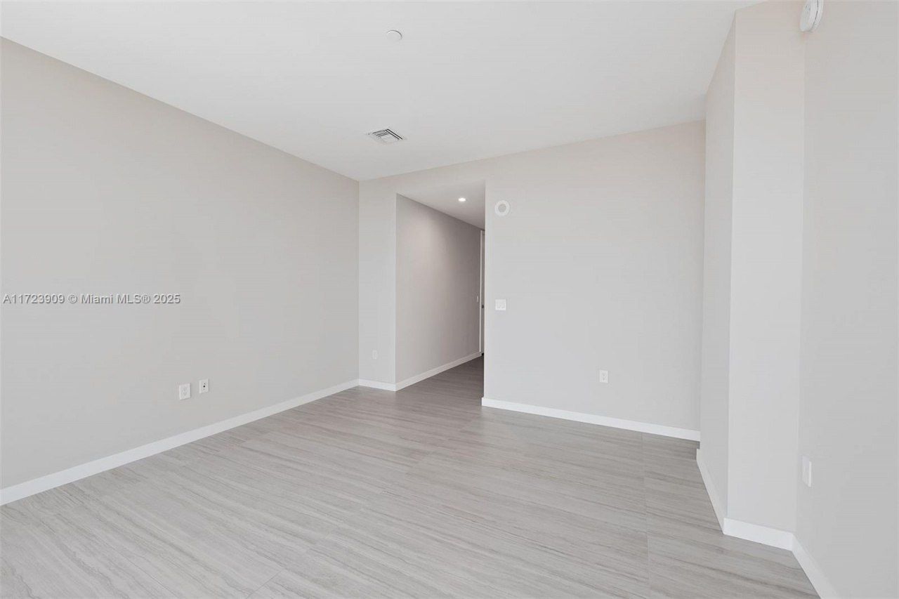 851 NE 1st Ave, Unit PH 5411, Miami, FL 33132 Photo